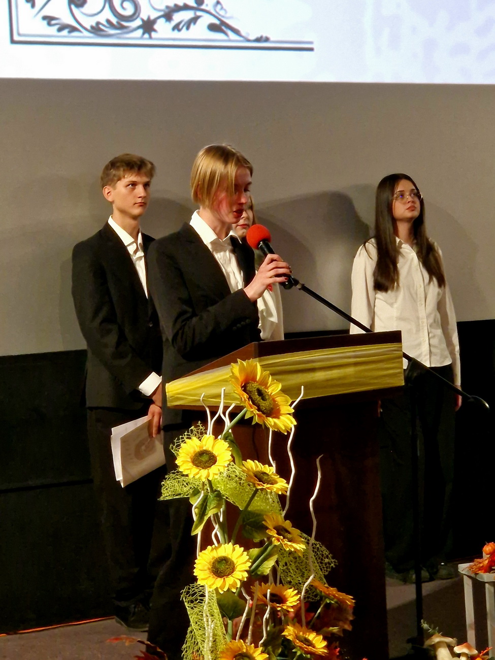 Zdjęcie Ślubowanie kl 1 2025 (37)2c0123b9-551b-4e9b-a2a8-564d4f8f7f25.jpg w galerii Ślubowanie klas pierwszych (6.10.2025)